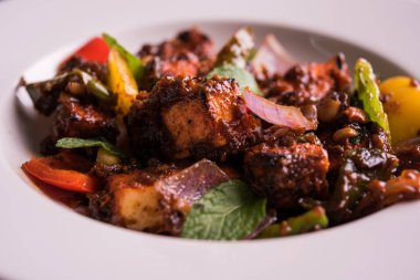 Kırmızı biber ya da baharatlı süzme peynir, kapsiyum ve soğanla servis edilir, favori Hint başlangıç menüsü, seçici odaklanma.