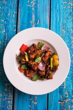 Kırmızı biber ya da baharatlı süzme peynir, kapsiyum ve soğanla servis edilir, favori Hint başlangıç menüsü, seçici odaklanma.