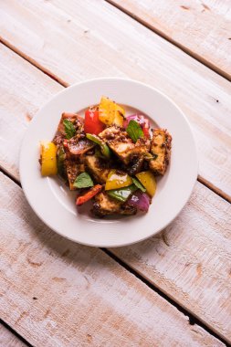 Kırmızı biber ya da baharatlı süzme peynir, kapsiyum ve soğanla servis edilir, favori Hint başlangıç menüsü, seçici odaklanma.