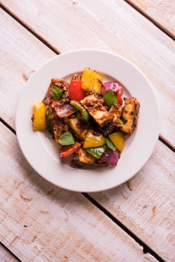 Kırmızı biber ya da baharatlı süzme peynir, kapsiyum ve soğanla servis edilir, favori Hint başlangıç menüsü, seçici odaklanma.