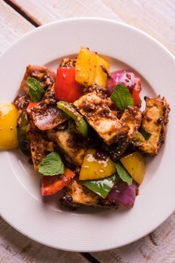 Kırmızı biber ya da baharatlı süzme peynir, kapsiyum ve soğanla servis edilir, favori Hint başlangıç menüsü, seçici odaklanma.