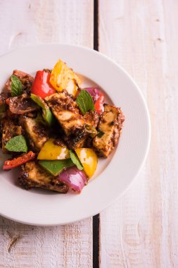 Kırmızı biber ya da baharatlı süzme peynir, kapsiyum ve soğanla servis edilir, favori Hint başlangıç menüsü, seçici odaklanma.