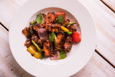 Kırmızı biber ya da baharatlı süzme peynir, kapsiyum ve soğanla servis edilir, favori Hint başlangıç menüsü, seçici odaklanma.