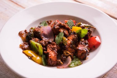 Kırmızı biber ya da baharatlı süzme peynir, kapsiyum ve soğanla servis edilir, favori Hint başlangıç menüsü, seçici odaklanma.