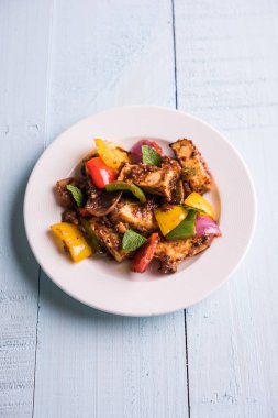 Kırmızı biber ya da baharatlı süzme peynir, kapsiyum ve soğanla servis edilir, favori Hint başlangıç menüsü, seçici odaklanma.