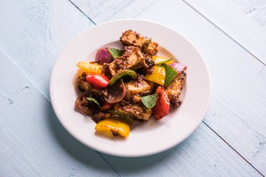 Kırmızı biber ya da baharatlı süzme peynir, kapsiyum ve soğanla servis edilir, favori Hint başlangıç menüsü, seçici odaklanma.