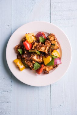 Kırmızı biber ya da baharatlı süzme peynir, kapsiyum ve soğanla servis edilir, favori Hint başlangıç menüsü, seçici odaklanma.