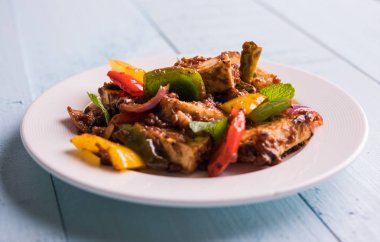 Kırmızı biber ya da baharatlı süzme peynir, kapsiyum ve soğanla servis edilir, favori Hint başlangıç menüsü, seçici odaklanma.