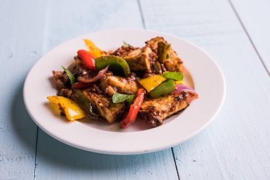 Kırmızı biber ya da baharatlı süzme peynir, kapsiyum ve soğanla servis edilir, favori Hint başlangıç menüsü, seçici odaklanma.