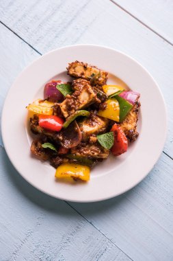 Kırmızı biber ya da baharatlı süzme peynir, kapsiyum ve soğanla servis edilir, favori Hint başlangıç menüsü, seçici odaklanma.