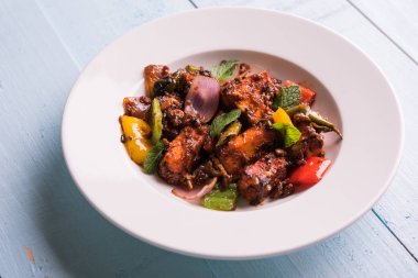 Kırmızı biber ya da baharatlı süzme peynir, kapsiyum ve soğanla servis edilir, favori Hint başlangıç menüsü, seçici odaklanma.