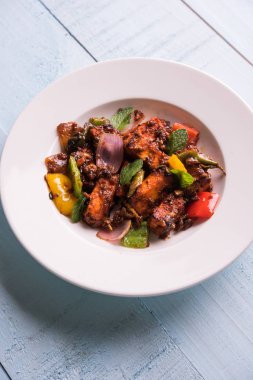 Kırmızı biber ya da baharatlı süzme peynir, kapsiyum ve soğanla servis edilir, favori Hint başlangıç menüsü, seçici odaklanma.