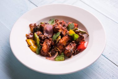 Kırmızı biber ya da baharatlı süzme peynir, kapsiyum ve soğanla servis edilir, favori Hint başlangıç menüsü, seçici odaklanma.