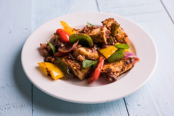 Kırmızı biber ya da baharatlı süzme peynir, kapsiyum ve soğanla servis edilir, favori Hint başlangıç menüsü, seçici odaklanma.