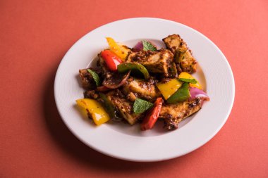 Kırmızı biber ya da baharatlı süzme peynir, kapsiyum ve soğanla servis edilir, favori Hint başlangıç menüsü, seçici odaklanma.