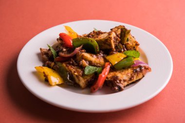 Kırmızı biber ya da baharatlı süzme peynir, kapsiyum ve soğanla servis edilir, favori Hint başlangıç menüsü, seçici odaklanma.