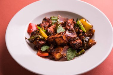 Kırmızı biber ya da baharatlı süzme peynir, kapsiyum ve soğanla servis edilir, favori Hint başlangıç menüsü, seçici odaklanma.