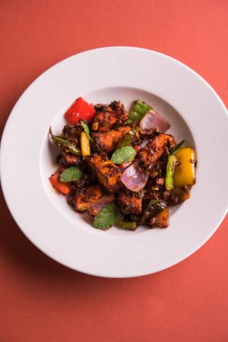 Kırmızı biber ya da baharatlı süzme peynir, kapsiyum ve soğanla servis edilir, favori Hint başlangıç menüsü, seçici odaklanma.