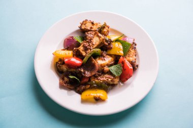 Kırmızı biber ya da baharatlı süzme peynir, kapsiyum ve soğanla servis edilir, favori Hint başlangıç menüsü, seçici odaklanma.