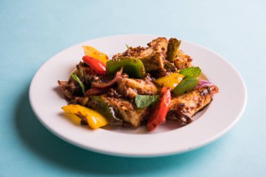 Kırmızı biber ya da baharatlı süzme peynir, kapsiyum ve soğanla servis edilir, favori Hint başlangıç menüsü, seçici odaklanma.