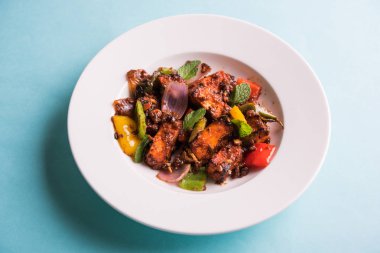 Kırmızı biber ya da baharatlı süzme peynir, kapsiyum ve soğanla servis edilir, favori Hint başlangıç menüsü, seçici odaklanma.