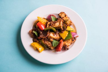 Kırmızı biber ya da baharatlı süzme peynir, kapsiyum ve soğanla servis edilir, favori Hint başlangıç menüsü, seçici odaklanma.