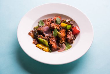 Kırmızı biber ya da baharatlı süzme peynir, kapsiyum ve soğanla servis edilir, favori Hint başlangıç menüsü, seçici odaklanma.