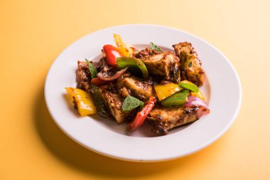 Kırmızı biber ya da baharatlı süzme peynir, kapsiyum ve soğanla servis edilir, favori Hint başlangıç menüsü, seçici odaklanma.