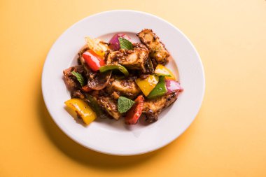 Kırmızı biber ya da baharatlı süzme peynir, kapsiyum ve soğanla servis edilir, favori Hint başlangıç menüsü, seçici odaklanma.