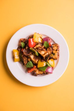 Kırmızı biber ya da baharatlı süzme peynir, kapsiyum ve soğanla servis edilir, favori Hint başlangıç menüsü, seçici odaklanma.