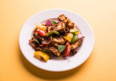 Kırmızı biber ya da baharatlı süzme peynir, kapsiyum ve soğanla servis edilir, favori Hint başlangıç menüsü, seçici odaklanma.