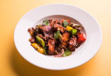 Kırmızı biber ya da baharatlı süzme peynir, kapsiyum ve soğanla servis edilir, favori Hint başlangıç menüsü, seçici odaklanma.