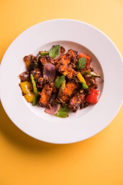 Kırmızı biber ya da baharatlı süzme peynir, kapsiyum ve soğanla servis edilir, favori Hint başlangıç menüsü, seçici odaklanma.