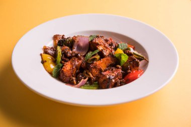 Kırmızı biber ya da baharatlı süzme peynir, kapsiyum ve soğanla servis edilir, favori Hint başlangıç menüsü, seçici odaklanma.