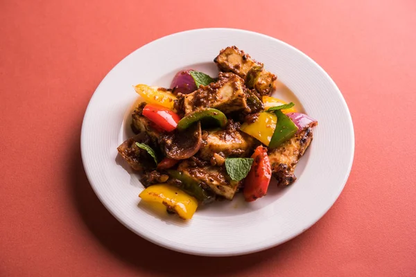 Kırmızı biber ya da baharatlı süzme peynir, kapsiyum ve soğanla servis edilir, favori Hint başlangıç menüsü, seçici odaklanma.