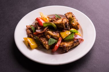 Kırmızı biber ya da baharatlı süzme peynir, kapsiyum ve soğanla servis edilir, favori Hint başlangıç menüsü, seçici odaklanma.