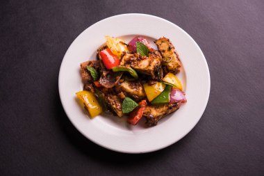 Kırmızı biber ya da baharatlı süzme peynir, kapsiyum ve soğanla servis edilir, favori Hint başlangıç menüsü, seçici odaklanma.