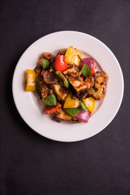 Kırmızı biber ya da baharatlı süzme peynir, kapsiyum ve soğanla servis edilir, favori Hint başlangıç menüsü, seçici odaklanma.