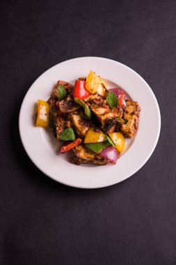 Kırmızı biber ya da baharatlı süzme peynir, kapsiyum ve soğanla servis edilir, favori Hint başlangıç menüsü, seçici odaklanma.