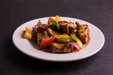 Kırmızı biber ya da baharatlı süzme peynir, kapsiyum ve soğanla servis edilir, favori Hint başlangıç menüsü, seçici odaklanma.