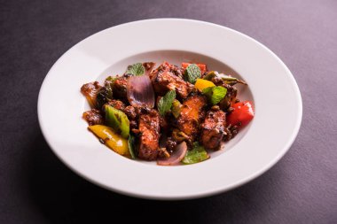 Kırmızı biber ya da baharatlı süzme peynir, kapsiyum ve soğanla servis edilir, favori Hint başlangıç menüsü, seçici odaklanma.