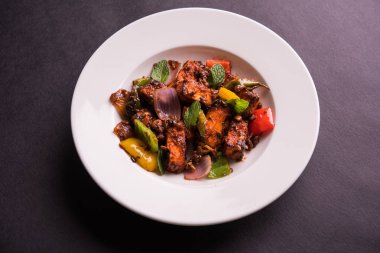 Kırmızı biber ya da baharatlı süzme peynir, kapsiyum ve soğanla servis edilir, favori Hint başlangıç menüsü, seçici odaklanma.