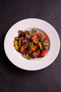 Kırmızı biber ya da baharatlı süzme peynir, kapsiyum ve soğanla servis edilir, favori Hint başlangıç menüsü, seçici odaklanma.