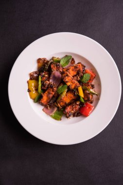 Kırmızı biber ya da baharatlı süzme peynir, kapsiyum ve soğanla servis edilir, favori Hint başlangıç menüsü, seçici odaklanma.