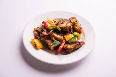 Kırmızı biber ya da baharatlı süzme peynir, kapsiyum ve soğanla servis edilir, favori Hint başlangıç menüsü, seçici odaklanma.