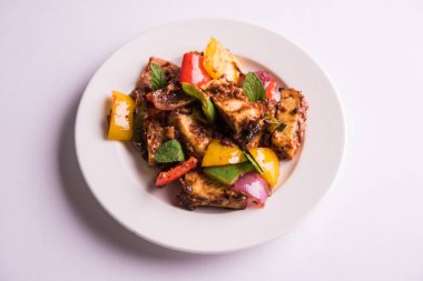 Kırmızı biber ya da baharatlı süzme peynir, kapsiyum ve soğanla servis edilir, favori Hint başlangıç menüsü, seçici odaklanma.