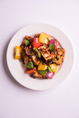 Kırmızı biber ya da baharatlı süzme peynir, kapsiyum ve soğanla servis edilir, favori Hint başlangıç menüsü, seçici odaklanma.