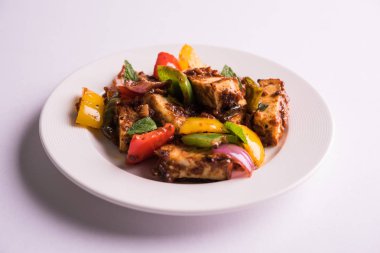 Kırmızı biber ya da baharatlı süzme peynir, kapsiyum ve soğanla servis edilir, favori Hint başlangıç menüsü, seçici odaklanma.