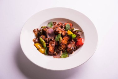 Kırmızı biber ya da baharatlı süzme peynir, kapsiyum ve soğanla servis edilir, favori Hint başlangıç menüsü, seçici odaklanma.