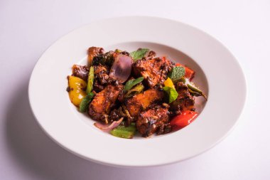 Kırmızı biber ya da baharatlı süzme peynir, kapsiyum ve soğanla servis edilir, favori Hint başlangıç menüsü, seçici odaklanma.